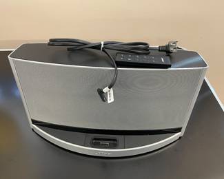 Mint condition Bose docking station (will convert to blue tooth with adapter)