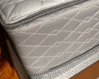 Beautiful  full size mattress 