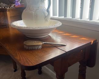 Detail of the solid oak drop leaf table 