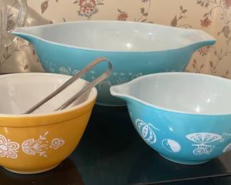 Amish Butterprint large mixing bowl and other adorable mixing bowls
