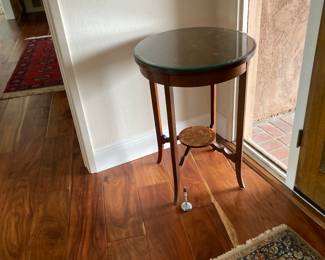 Round Table 22 " round 30" H 