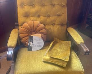Mid century  lane recliner in vintage gold color.  Totally retro!