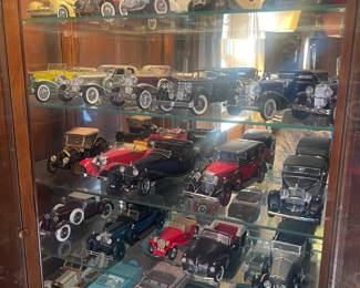 Extensive collection of Franklin Mint vintage and newer cars. 