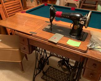 Singer treadle sewing machne