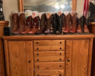 Arbek solid oak dresser with lighted mirror