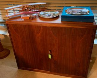 locking wood cabinert