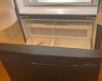 ABM043   $550   G.E. FRIDGE/FREEZER 