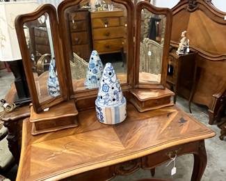 Small dressing table with mirror and swivel chair, decorative pieces