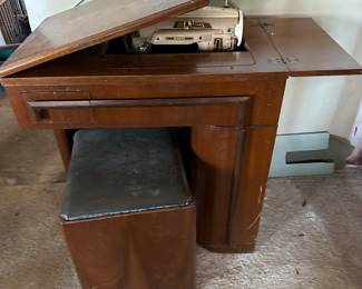 Vintage Singer Sewing Machine and Cabinet 