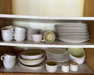 Set of dishes 