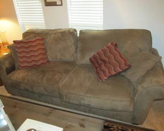 HAVERTY'S sofa w/ pull out bed