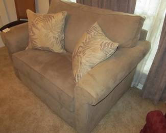 HAVERTY'S beige loveseat w/ twin pull-out