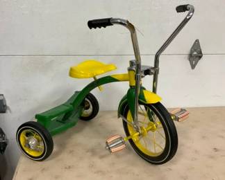 CHILDS JOHN DEERE TRICYCLE