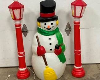 OUTDOOR CHRISTMAS SNOWMAN AND CANDLES