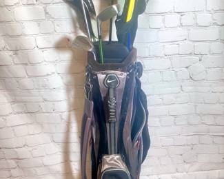ELDA956 Golf Bag Clubs  Nike golf bag with stand and revolving strap system.&nbsp;
