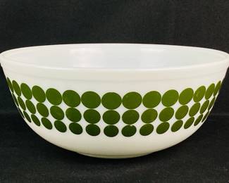 ELDA932 Mid Century Pyrex Mixing Bowl	1950's - 60's avocado green polka dot mixing bowl. &nbsp;10 inch.
