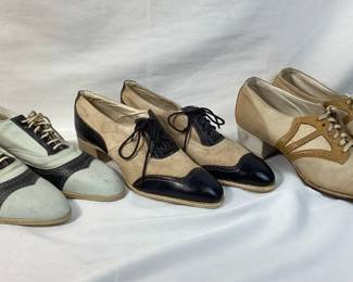 BIHY901 Antique 1920's-1930's Women's Two-Toned Sporty Shoes	Three pairs of antique 1920s to 1930s women's two-toned sporty shoes. These&nbsp;Oxford casual&nbsp;sporty shoes&nbsp;are made out of leather and canvas.
