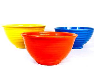 MACH948 Vintage Bauer Nesting Bowls 3 Bauer beehive mixing bowls in yellow #6, orange #18, and blue #12.
