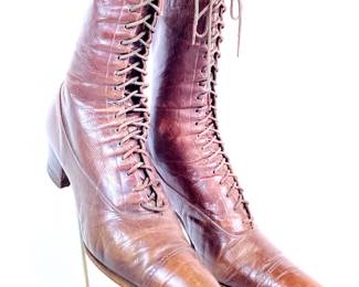 BIHY955 Red Cross Nurses Shoes	Brown leather lace up Red Cross nurses boots.

