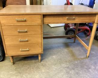 ELDA100 Vintage MCM Drexel Desk Quality Drexel solid wood desk. Five drawers, two with dividers. Original gold handles. Mid century look with the gold capped legs. Dovetail seams.&nbsp;
