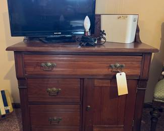 Spoon carved commode