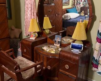 Art Deco vanity with round mirror