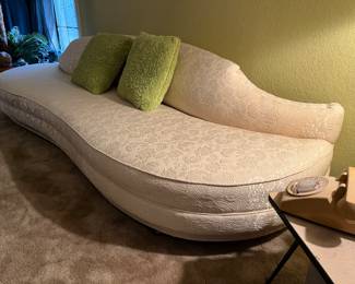 Original art deco serpentine contour sofa in white. Mint condition