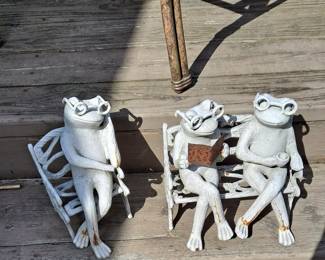 Relaxing Metal Frog Figurines for your garden!