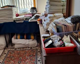 3x5 Decorative Rug; Loads of linens and towels!!