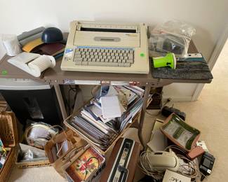 Typewriter table and typewriter electric