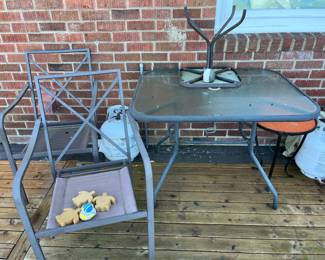 Table + 2 chairs, 2 small outdoor tables