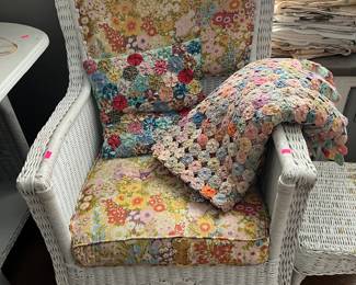 Beautiful yoyo quilt.  Yoyos are 1.5" W