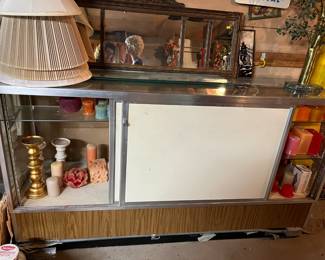 Display cabinet w/key