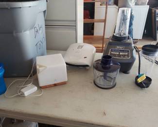 Ninja blender and Foreman grill plus assorted kitchen items