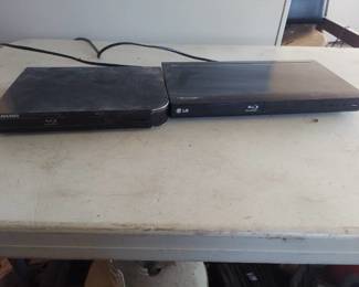2 Blu-ray players