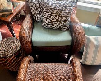 lots of beautiful pillows to select from