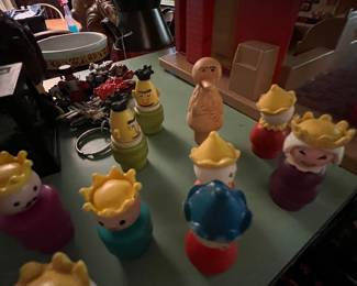 Little people… old, wood, plastic…Sesame Street to royalty..  we got a crowd!
