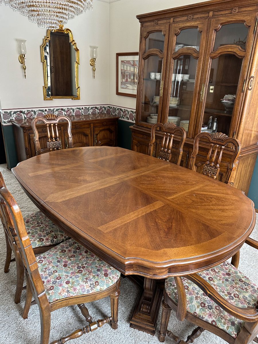 $695. THOMASVILLE Oak Continental Style THOMASVILLE Dining Room Set.