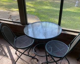 Small metal table with 2 chairs 