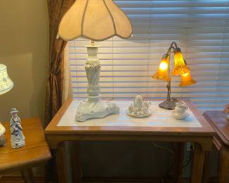 This side table has another piece of marble in the middle that  is dark that can b changed out.  More beautiful  lamps 💜💜