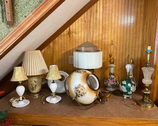 Several beautiful vintage lamps to choose from 