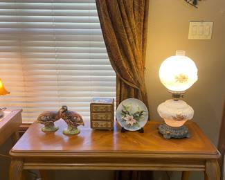 Beautiful side table with a gorgeous unique lamp 