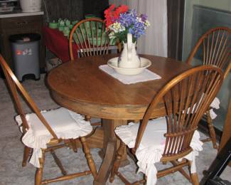 oak table and nice set of 4 chairs