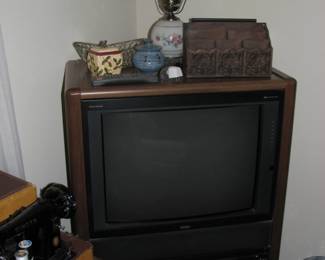 another vintage TV, a nice lamp and other items