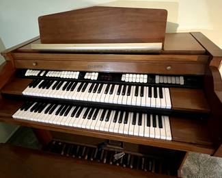 Baldwin Organ in mint condition