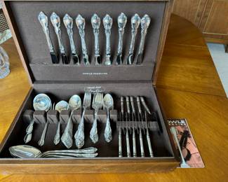 Towle "Legato" sterling flatware service       66 pieces              2266 grams    