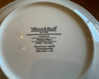 5 dinner plates
2 lg. rimmed soup bowls
8 salad plates
7 bread plates
5 cups
8 saucers
1 mug
3 cereal (?) bowls
5 berry bowls
2 lg. serving bowls
1 rice (?) bowl
butter dish
gravy boat
salt/pepper
sugar/creamer
teapot 
coffee pot
2 small oval platters
square plate 
covered casserole
