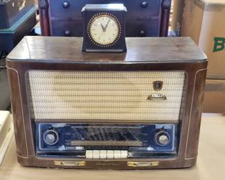Large Vintage Tube Radio
