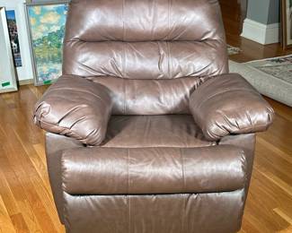 LEATHER ARMCHAIR | Rocking plush leather armchair with gold out foot rest
