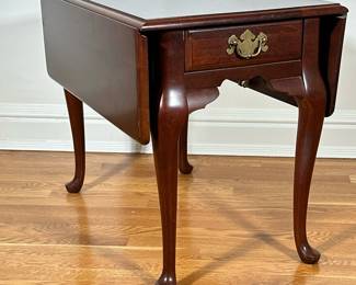 BASSETT DROP LEAF SIDE TABLE | Having mahogany finish and two drop leaves on either side with single drawer over cabriole legs, leaf width: 8.5in